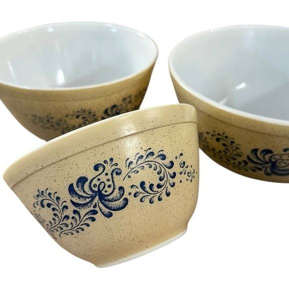 Pyrex Homestead Set of Three Nesting Mixing Bowls #401, 402 403 - Picture 4 of 7